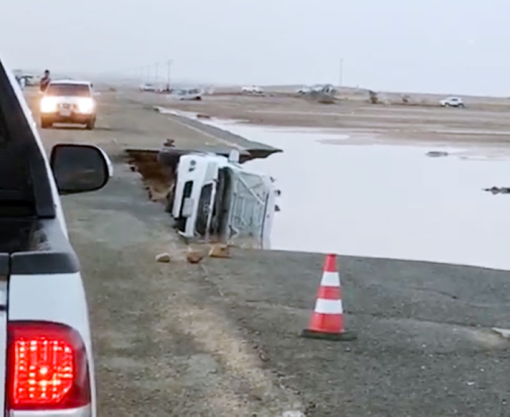 مركبات جرفتها السيول بتلعة ينبع