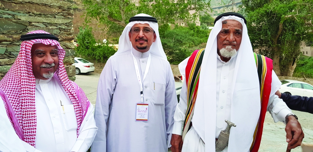 مع ظرشي صغير صاحب المتحف ونائب القرية