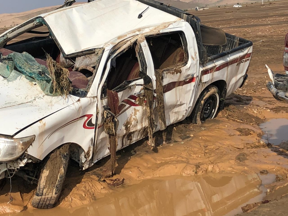 السيارة بعد ان جرفها السيل 