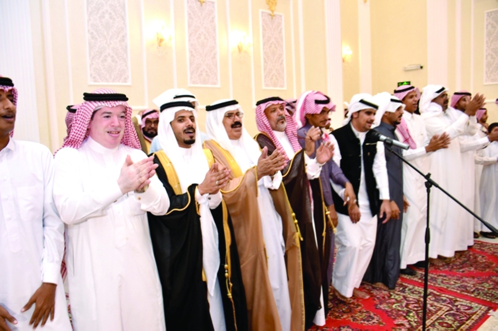 العريس مع والده أثناء الحفل