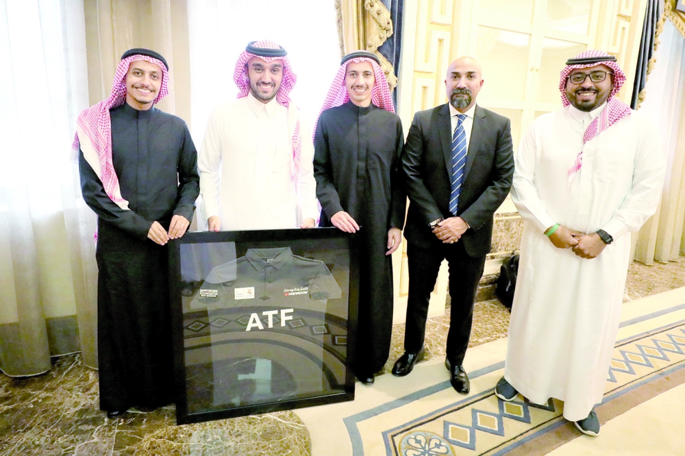 رئيس الرياضة يلتقي فريق هنكوك ووفد ابن شيهون المدينة