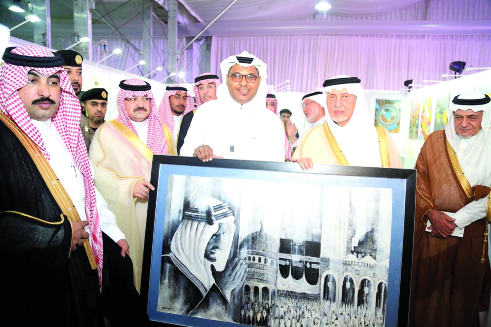 الأمير خالد الفيصل يتسلم اللوحة الفنية