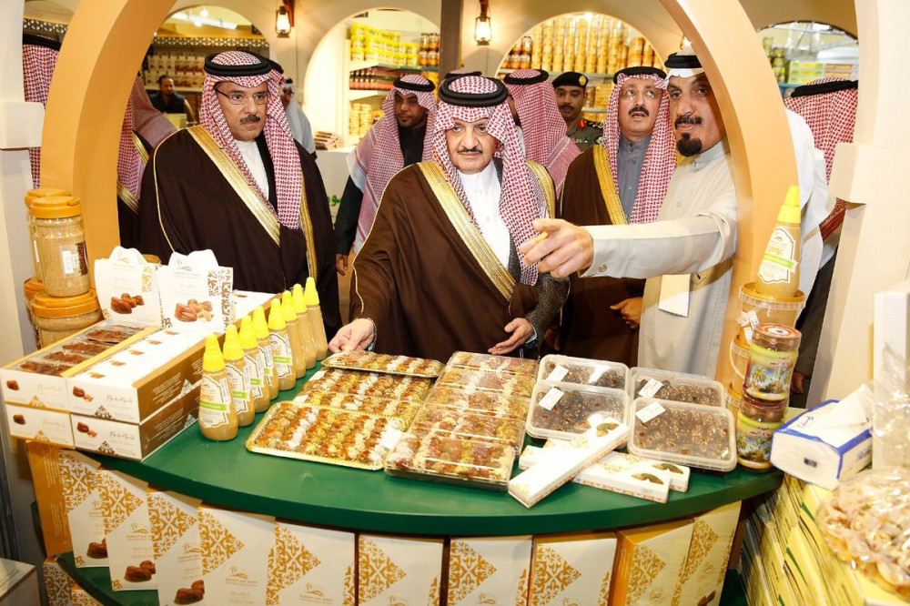 أمير الشرقية يدشن مهرجان ويا التمر أحلى ويطلع على مشروعات جمعية البر بالأحساء المدينة