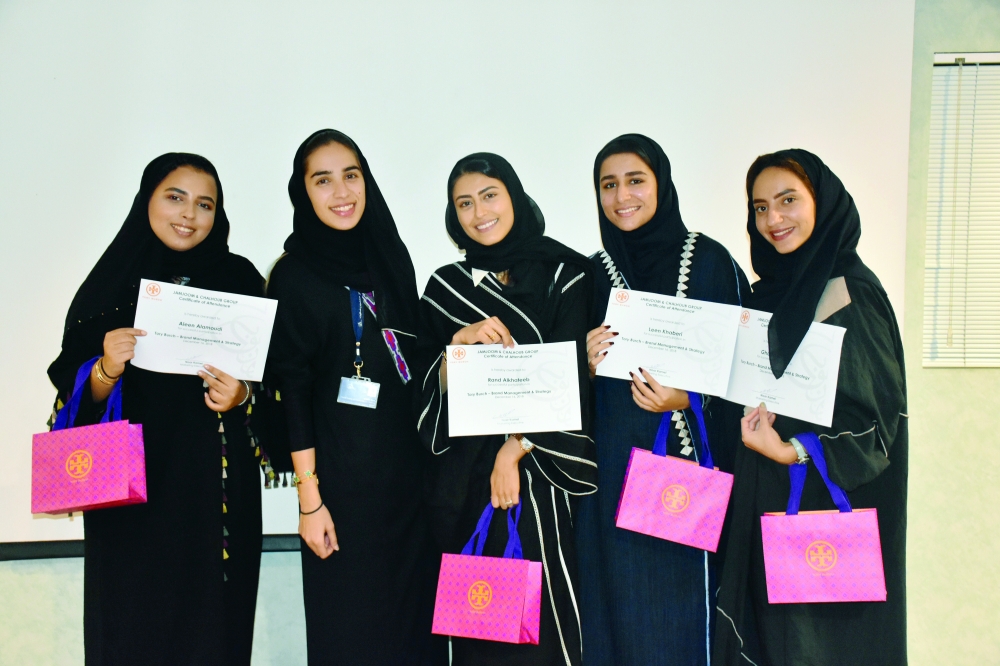 طالبات  فزن بالجائزة