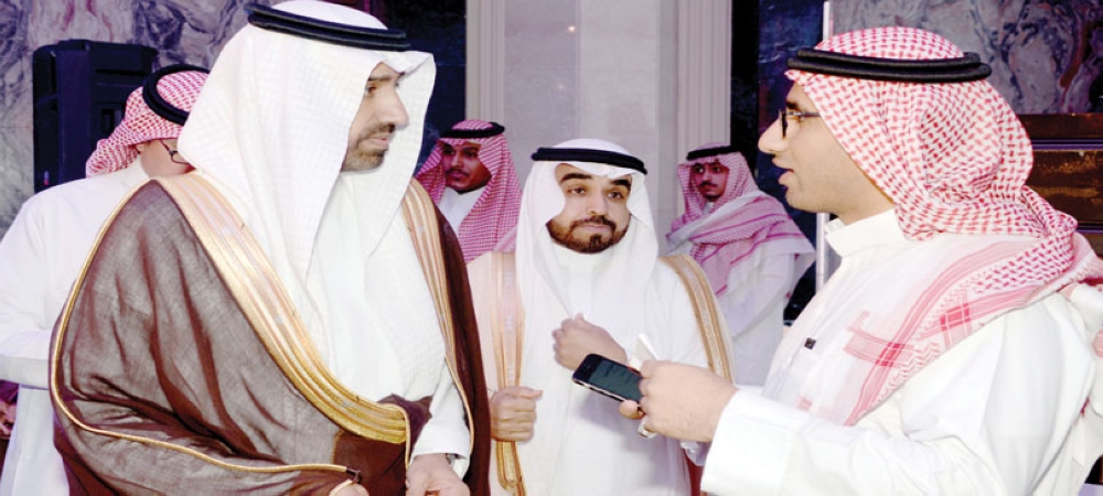 الوزير الراجحي مستمعا لأسئلة «المدينة»