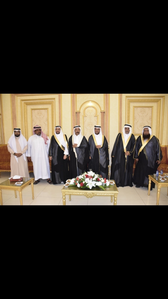 العريس مع والده وأقاربه ووالد العروس