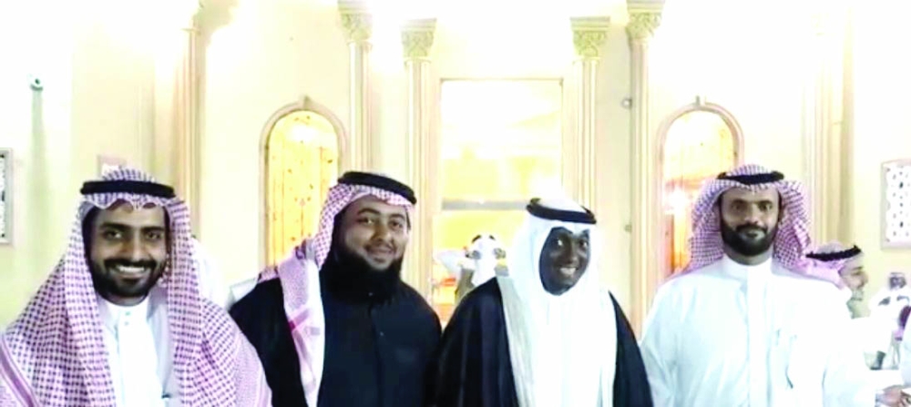 العريس مع أصدقائة 
