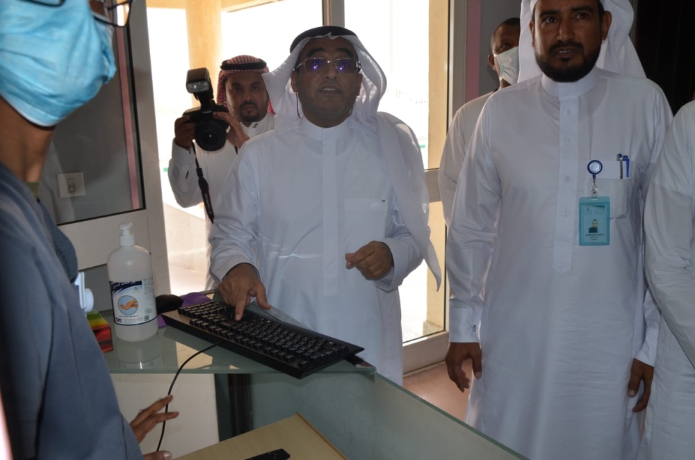 يتفقد أحد المراكز 