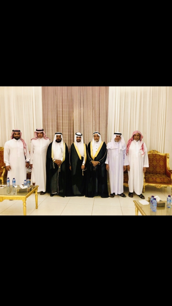 العريس يتوسط والده ووالد العروس وعددا من الأهل والأقارب