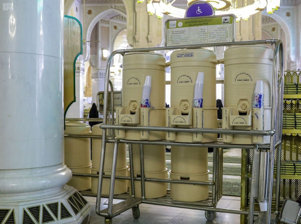 سقيا زمزم تنشر 10 آلاف حافظة مياه بالمسجد الحرام المدينة
