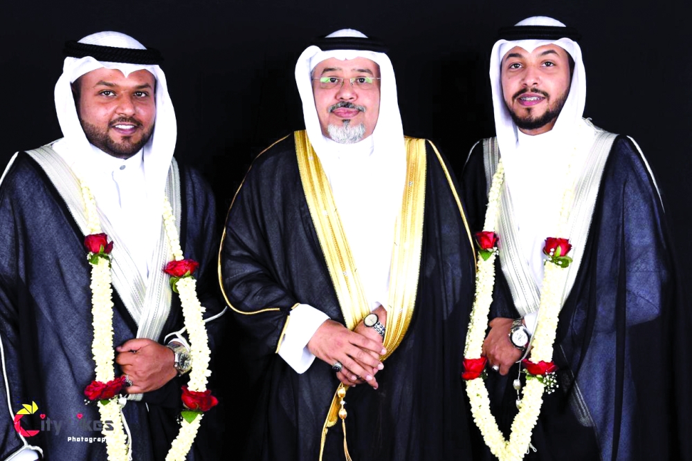 الوالد مع العريسين