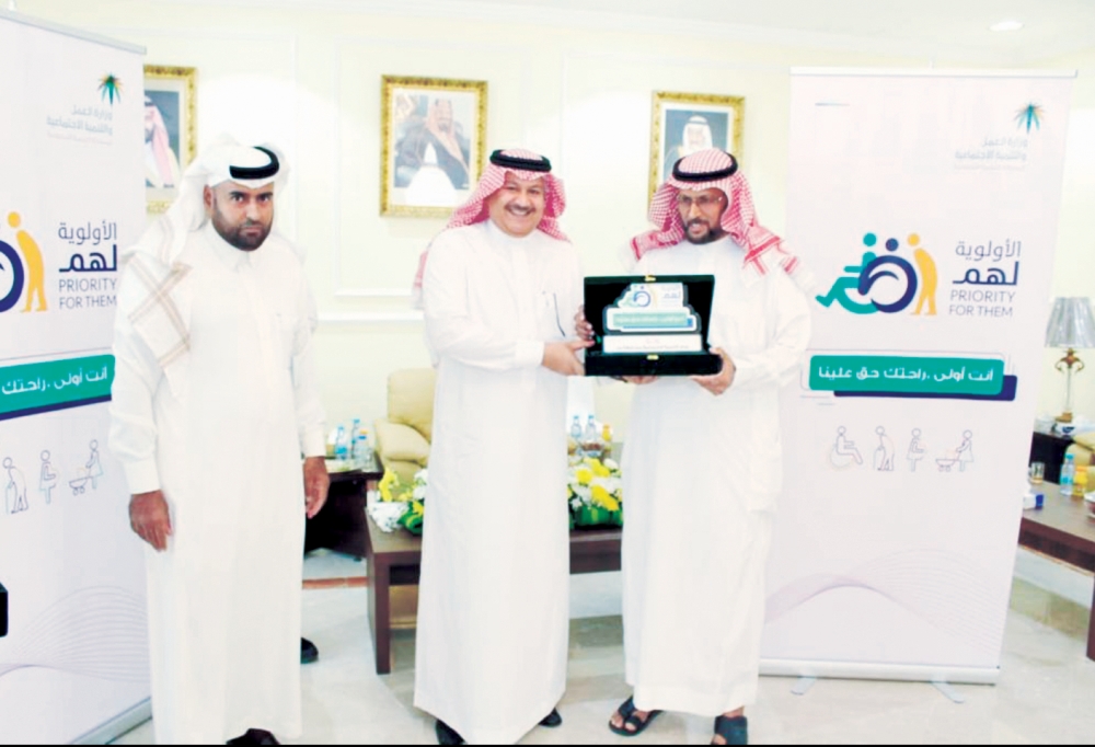 المحافظ يكرّم مدير الأحوال المدنية