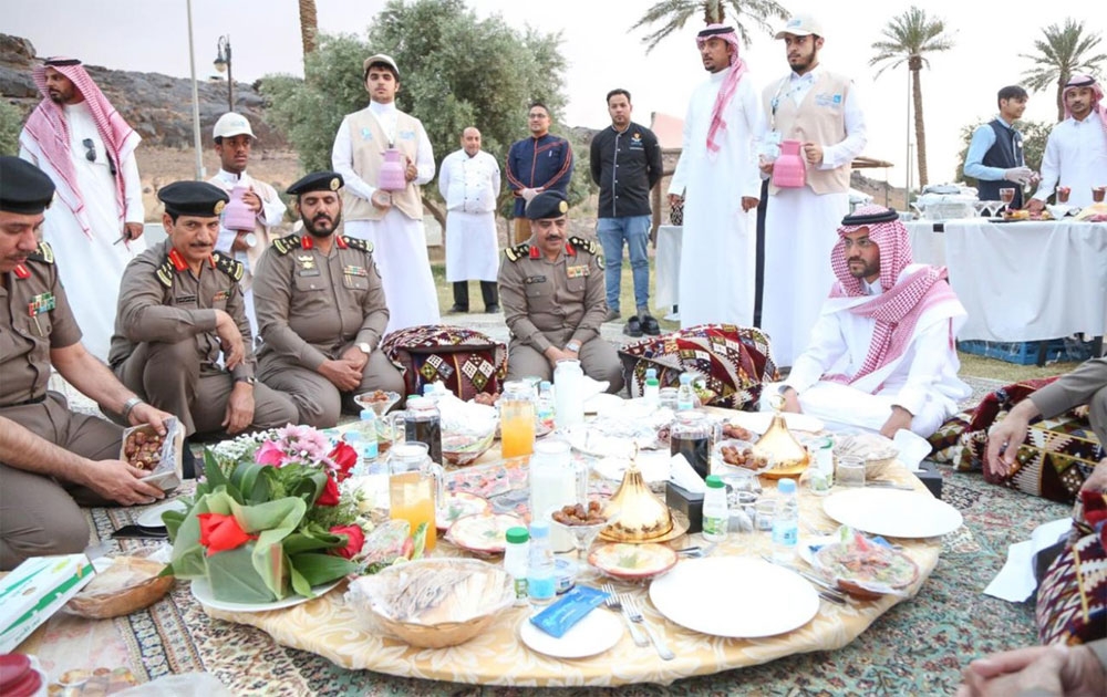 الأمير فيصل بن فهد بن مقرن يشارك رجال الأمن بحائل مهام عملهم ميدانياً ويتناول معهم وجبة الإفطار - المدينة