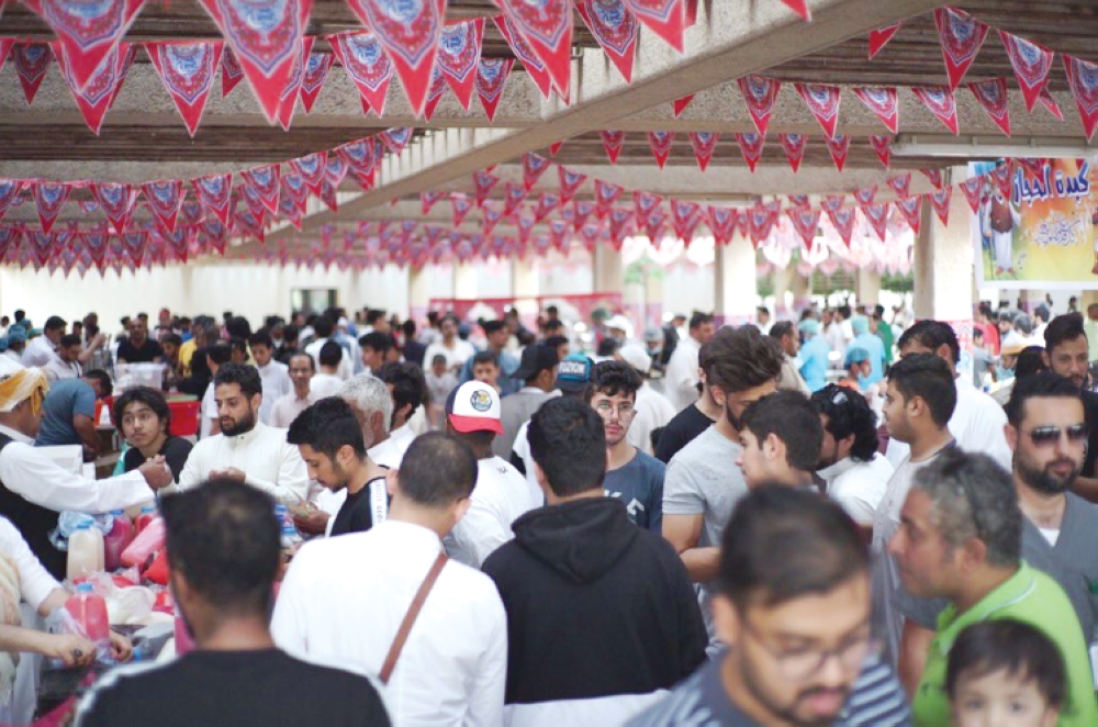 متسوقون بسوق الشفا