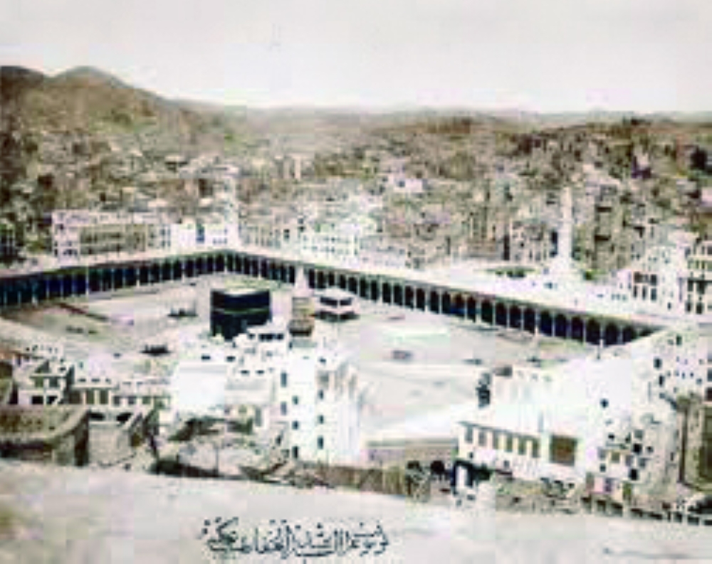 توسعة المسجد الحرام من مبنى بلا سور إلى 30 ألف م2 في 1000 عام المدينة