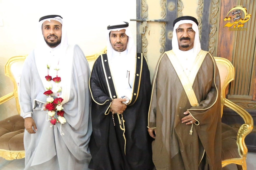 العريس مع والده وعمه