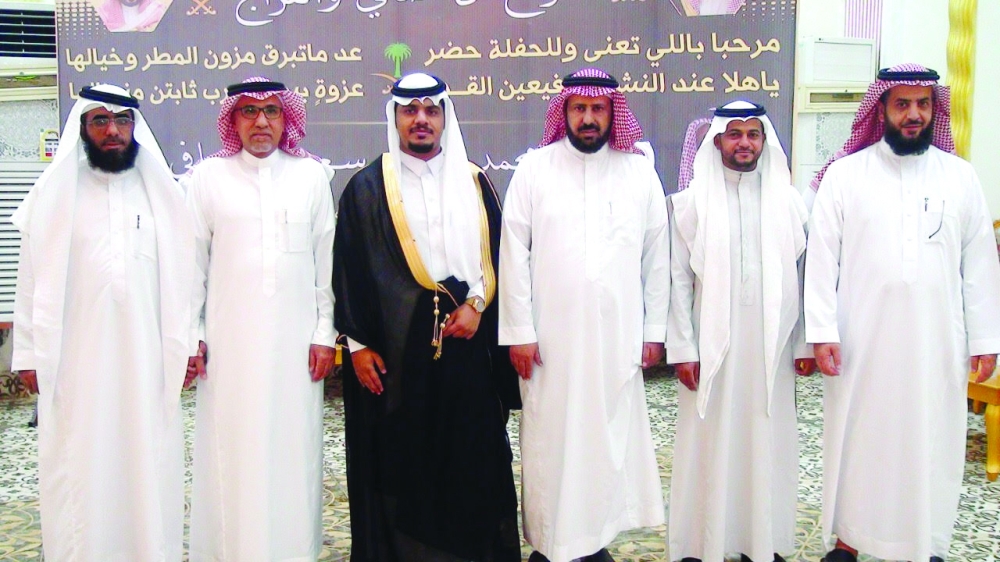 العريس في لقطة جماعية