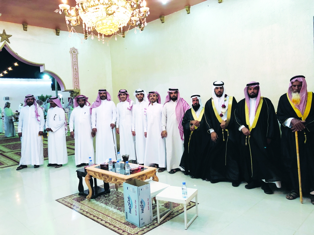 العريس مع والده وأقاربه 