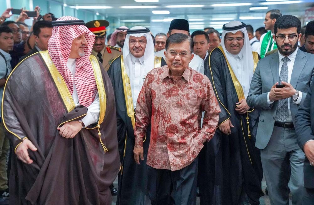 إندونيسيا انطلاق مبادرة طريق مكة ومغادرة 410 حجاج إلى المملكة المدينة