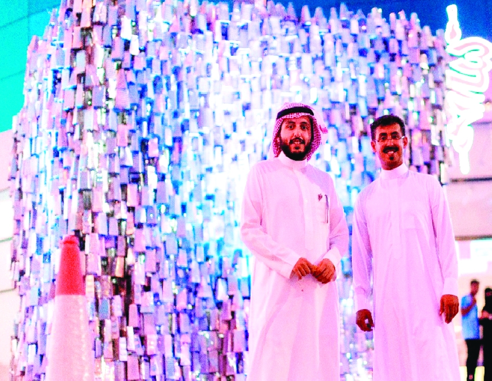 الفنان عبدالله العثمان أمام مجسمه