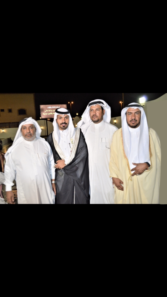 العريس مع والده وأقاربه