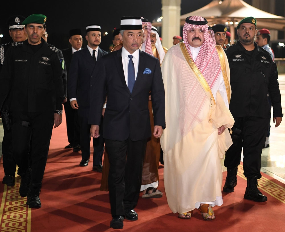 ملك ماليزيا مغادرا مطار جدة وفي وداعه مشعل بن ماجد