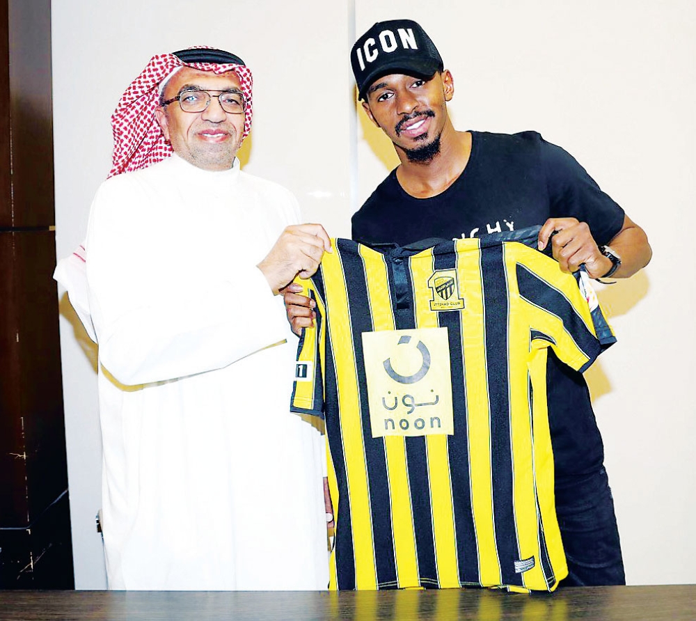 بخيت مع فلاتة عقب التوقيع لنادي الاتحاد