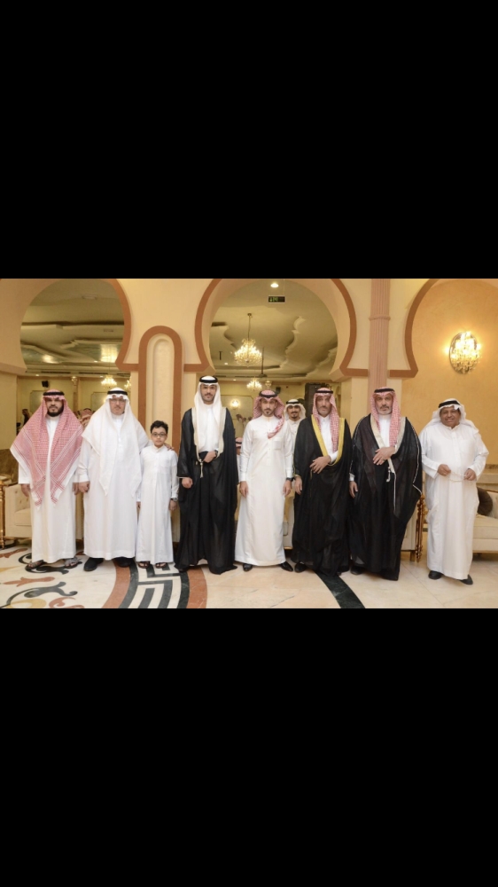 العريس مع الأهل والمهنئين