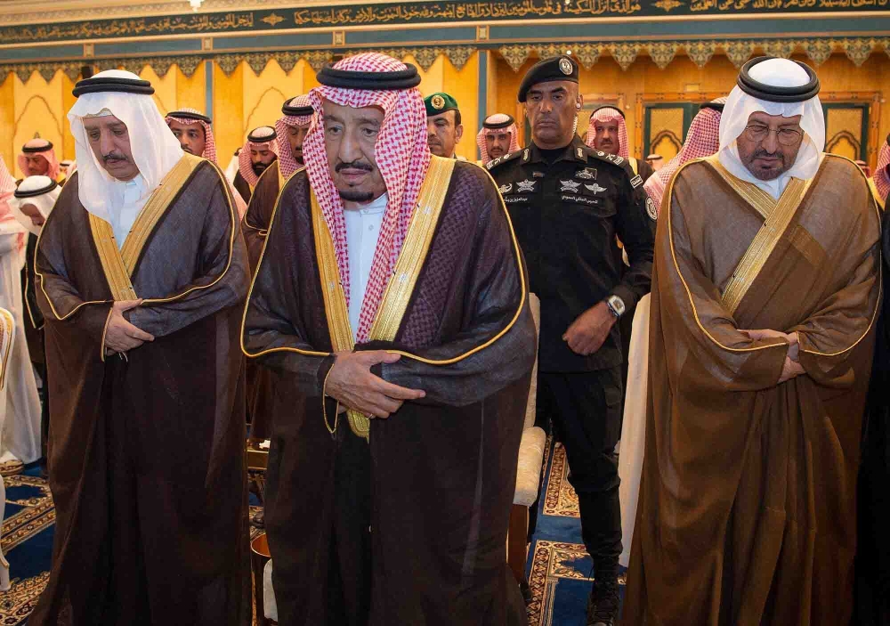 خادم الحرمين يؤدي صلاة الميت على الأمير بندر بن عبدالعزيز المدينة