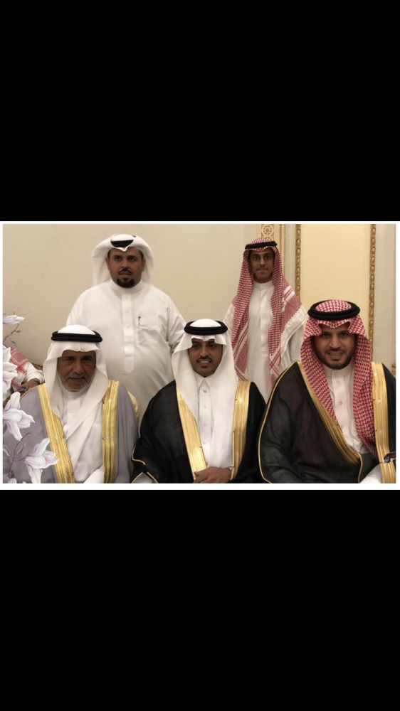 العريس مع أقاربه