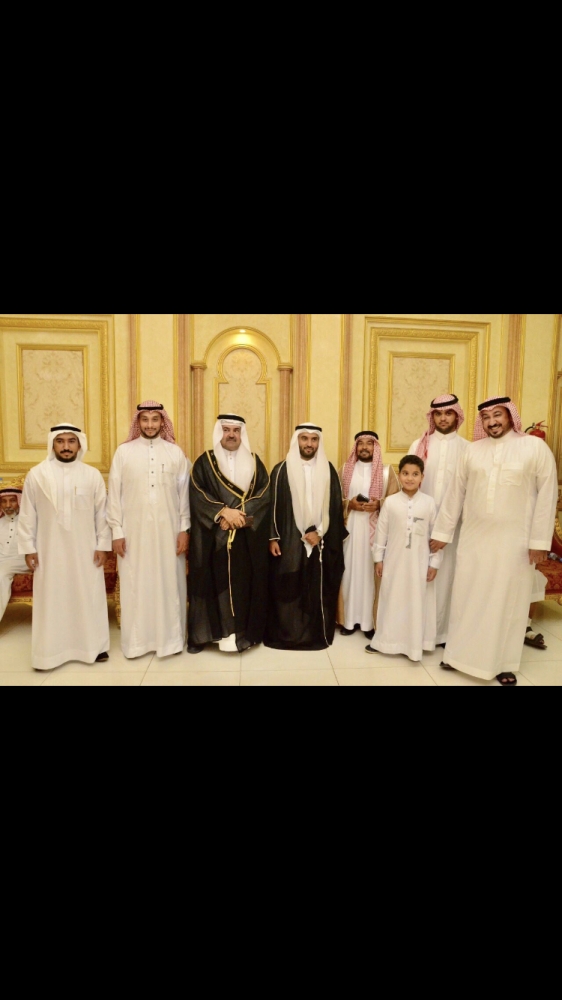 العريس يتوسط أقاربه