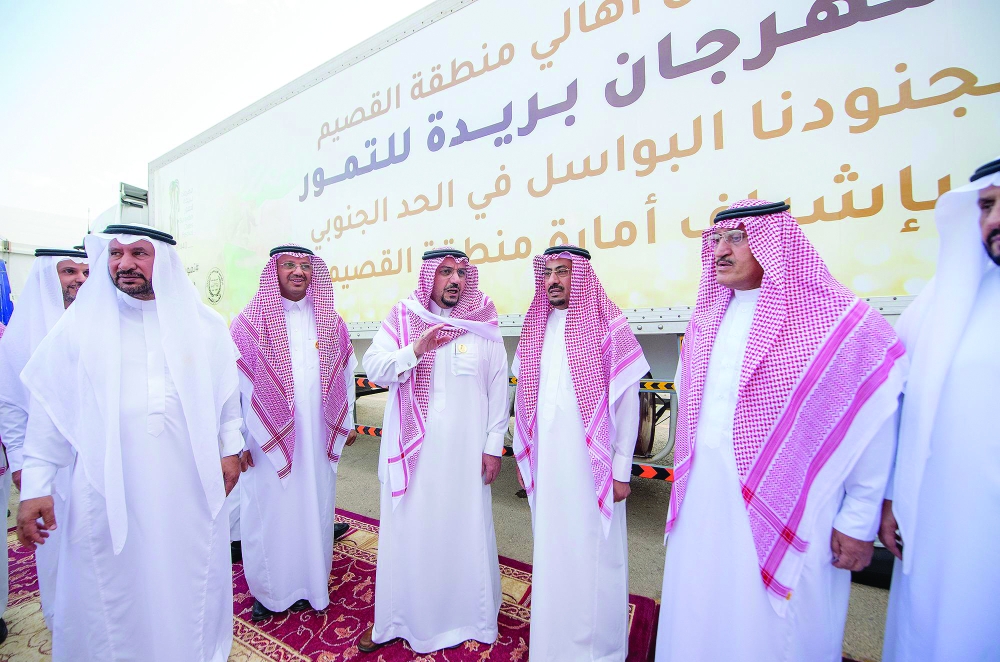 أمير القصيم خلال الجولة