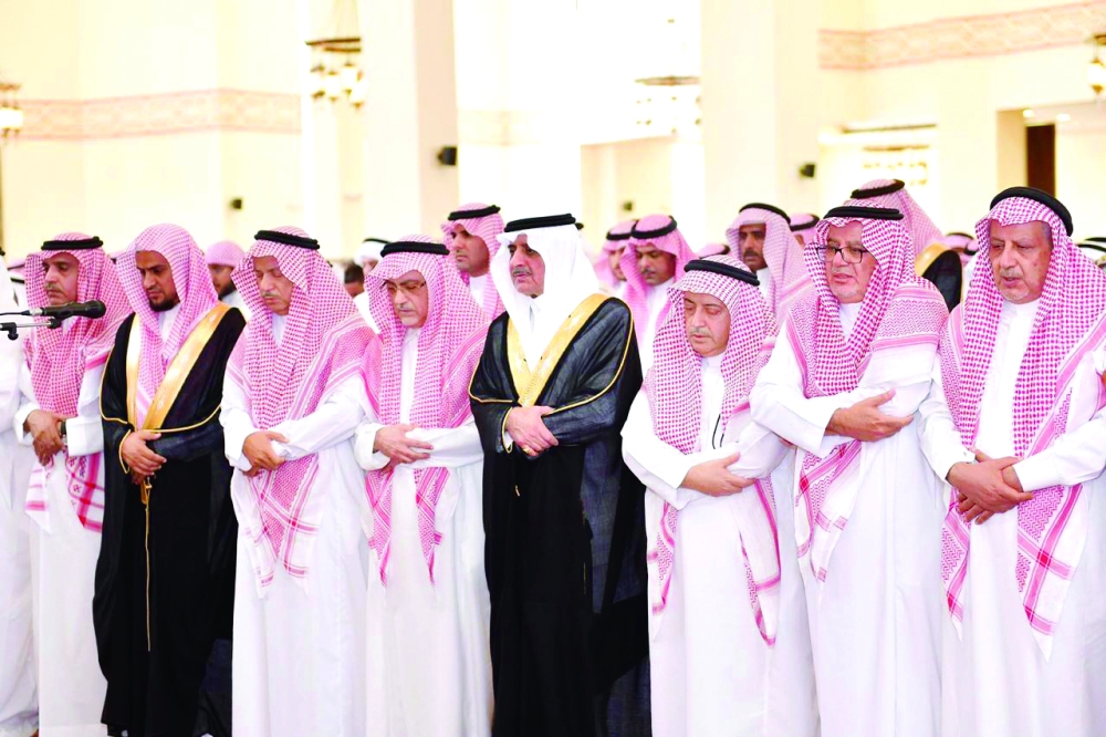 فهد بن سلطان خلال أداء الصلاة على الفاخري