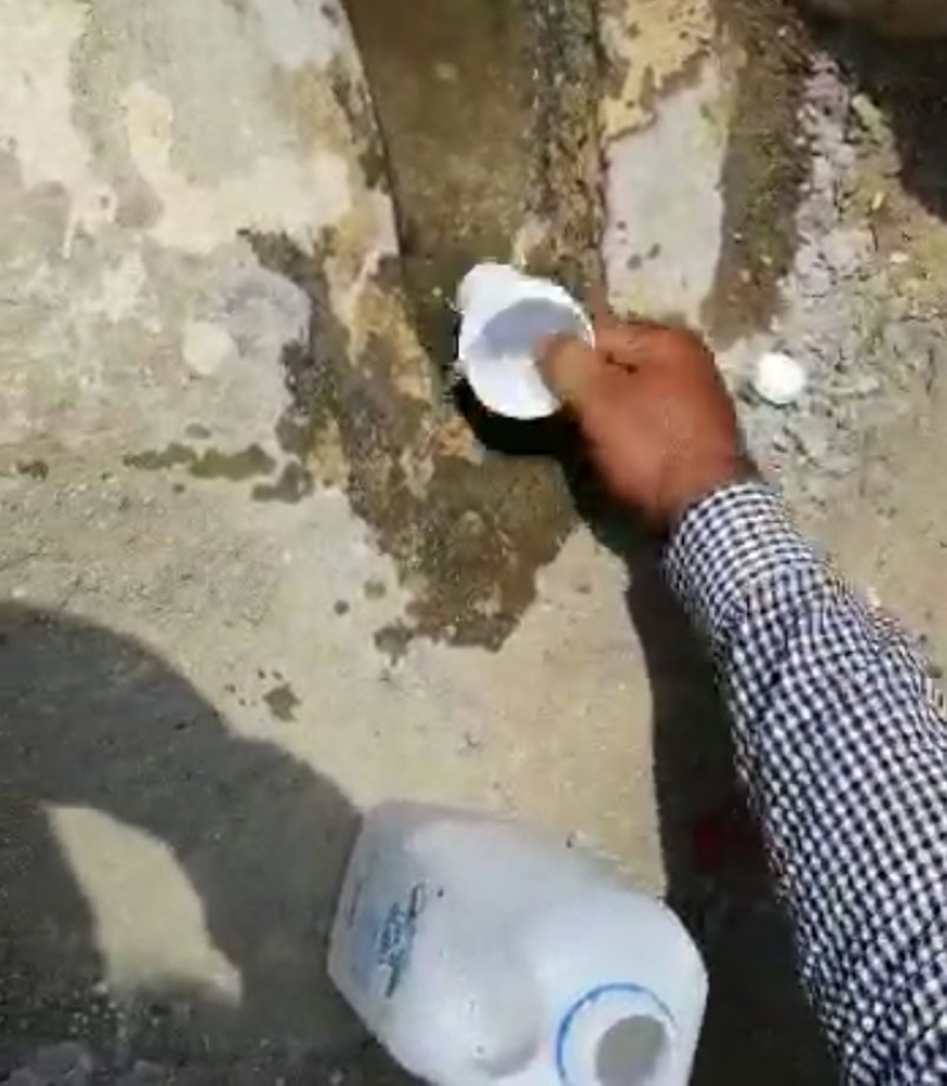 أحد العمالة يشرب الماء من الأثر 
