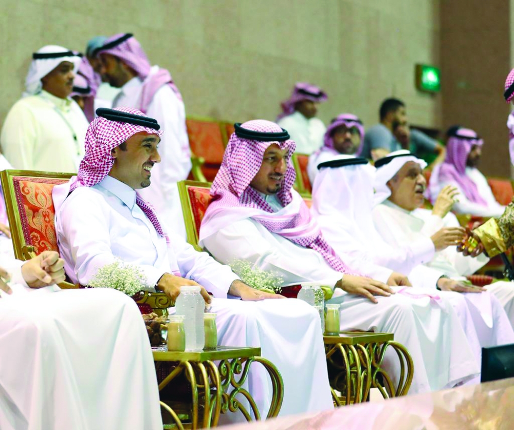 الأمير عبدالعزيز والمسحل أثناء متابعتهما مباراة الأخضر ومالي