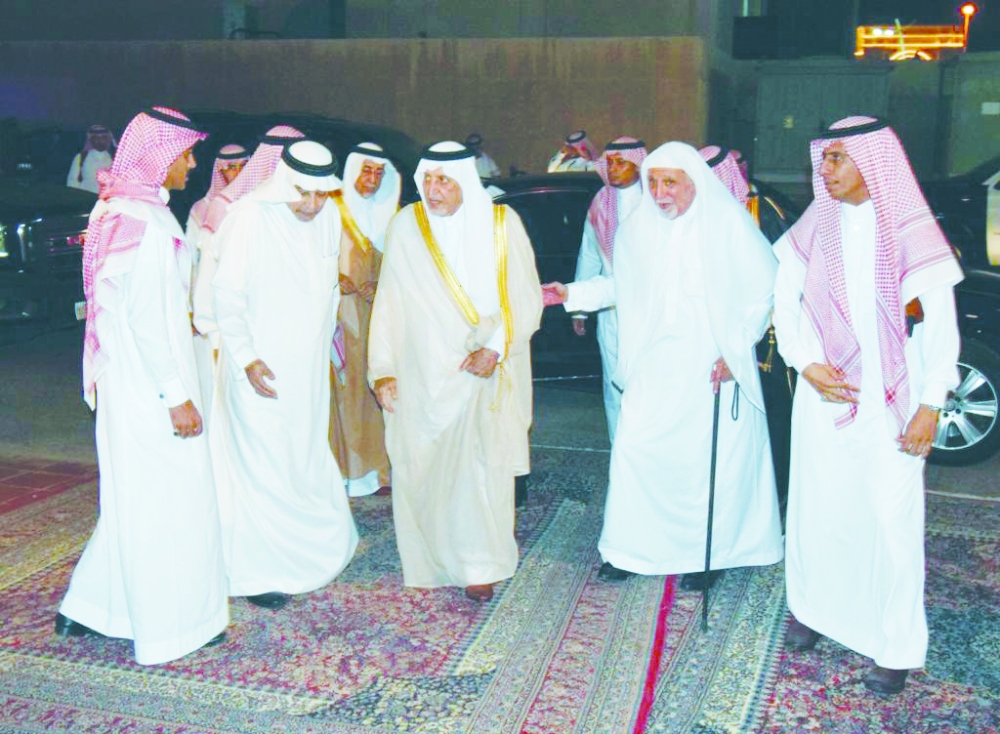الأمير خالد الفيصل  يواسي أهل الفقيد