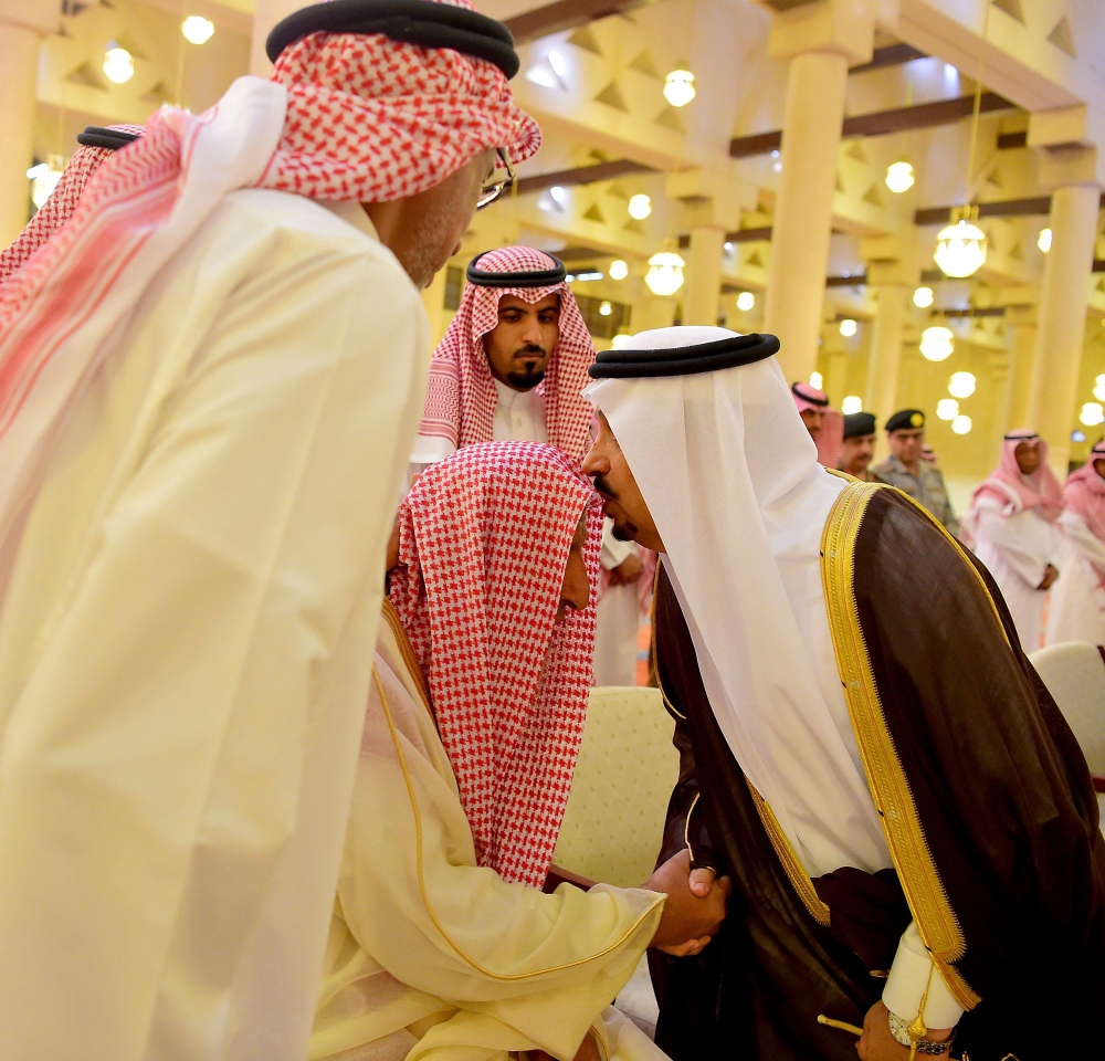 أمير الرياض يؤدي صلاة الميت على الأمير مشاري بن محمد المدينة