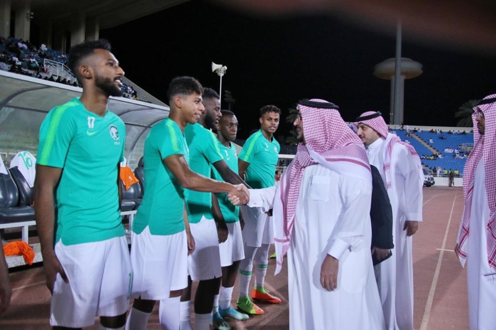 الأمير فيصل يصافح اللاعبين قبل انطلاق اللقاء