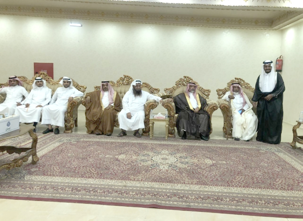 العريس مع والده وعمة ماجد وأقاربة 