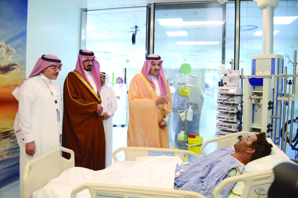 الأميران فيصل بن سلمان وسعود بن خالد خلال زيارتهما للمصابين