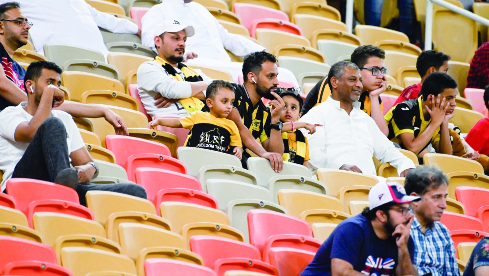 جماهير العميد تهجر المدرج