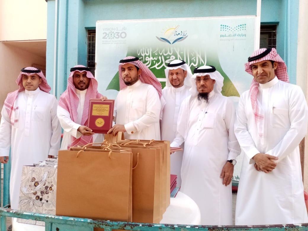 المعلم فيصل السلمي أثناء تكريمه من الإدارة