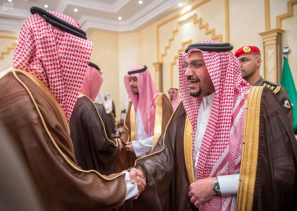 سموه يصافح مواطنين خلال الجلسة الأسبوعية