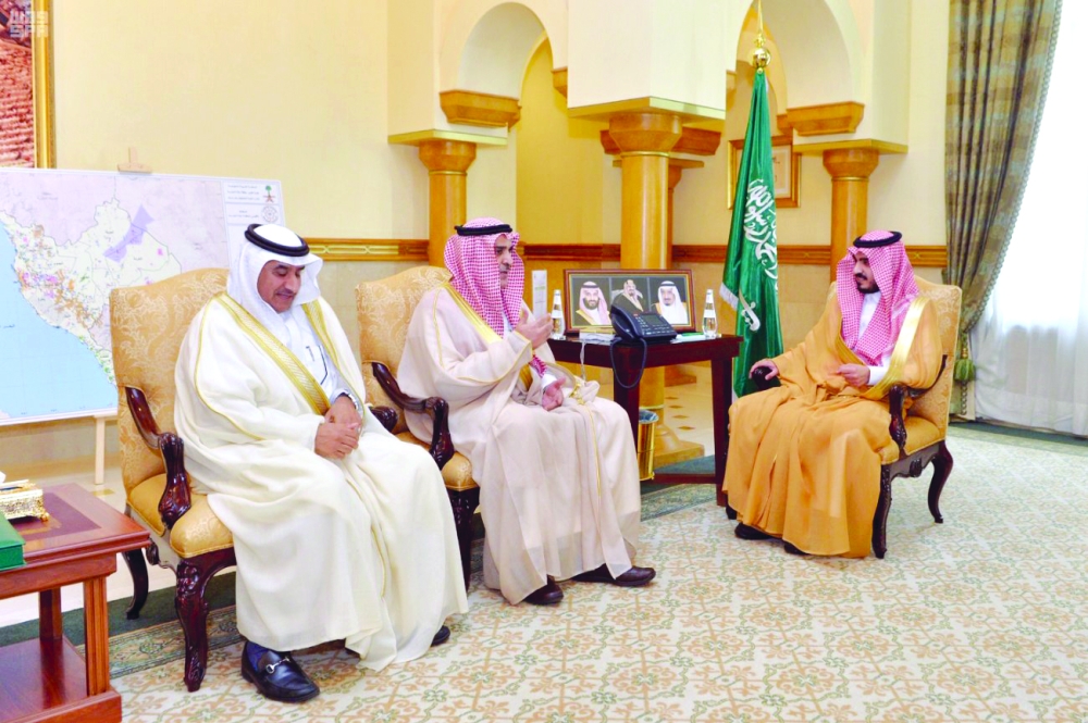 بدر بن سلطان خلال استقباله بافقيه
