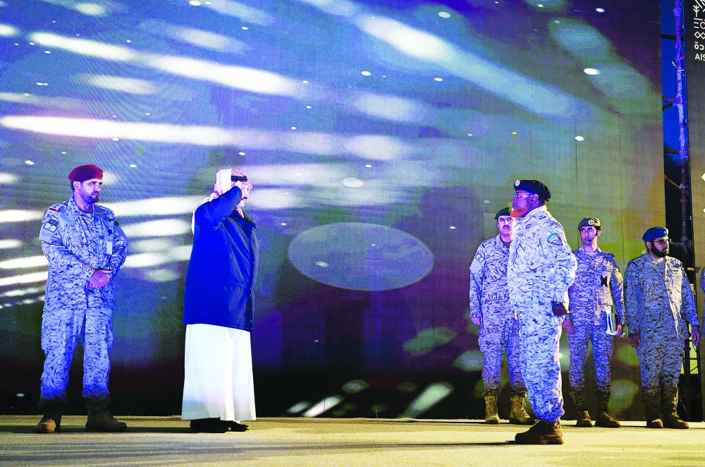 لقطة مثالية لأمير عسير وهو يبادر بالتحية لأحد العسكريين