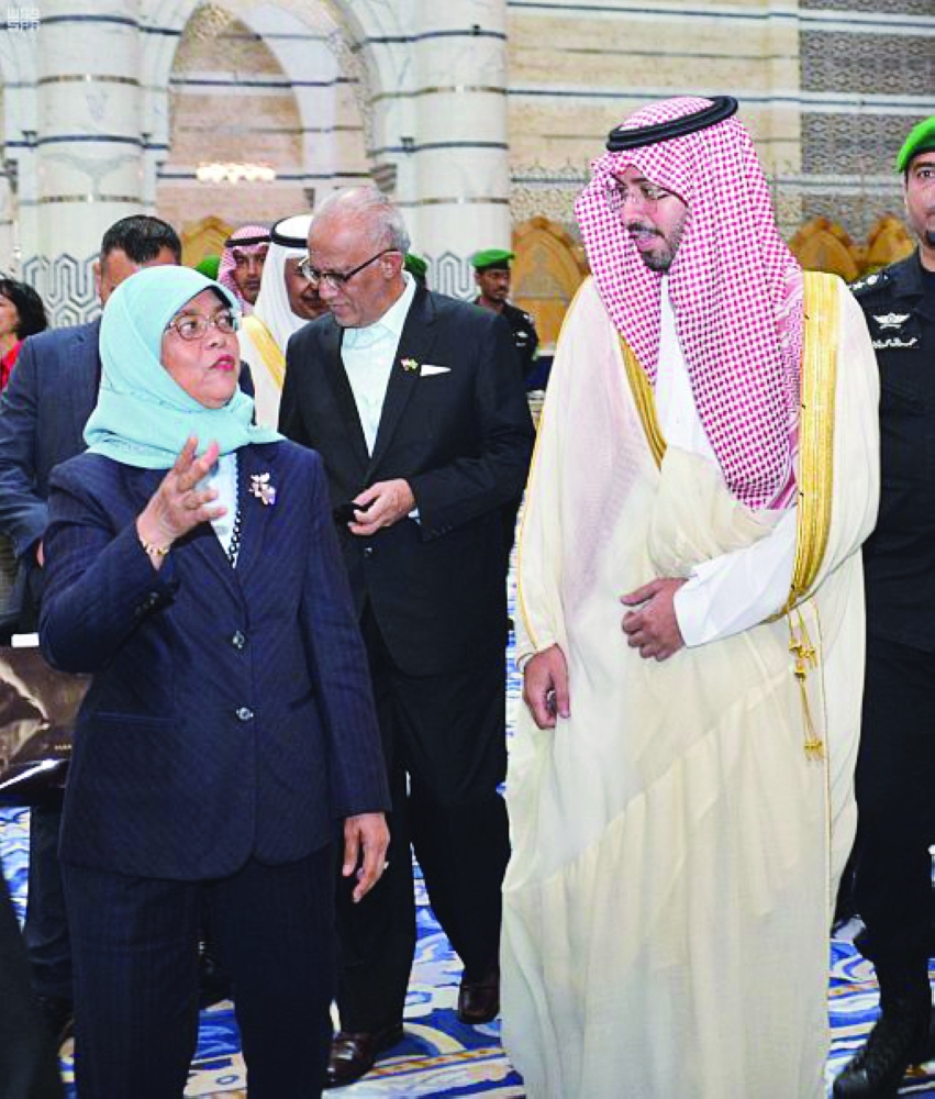 رئيسة سنغافورة أثناء مغادرتها جدة
