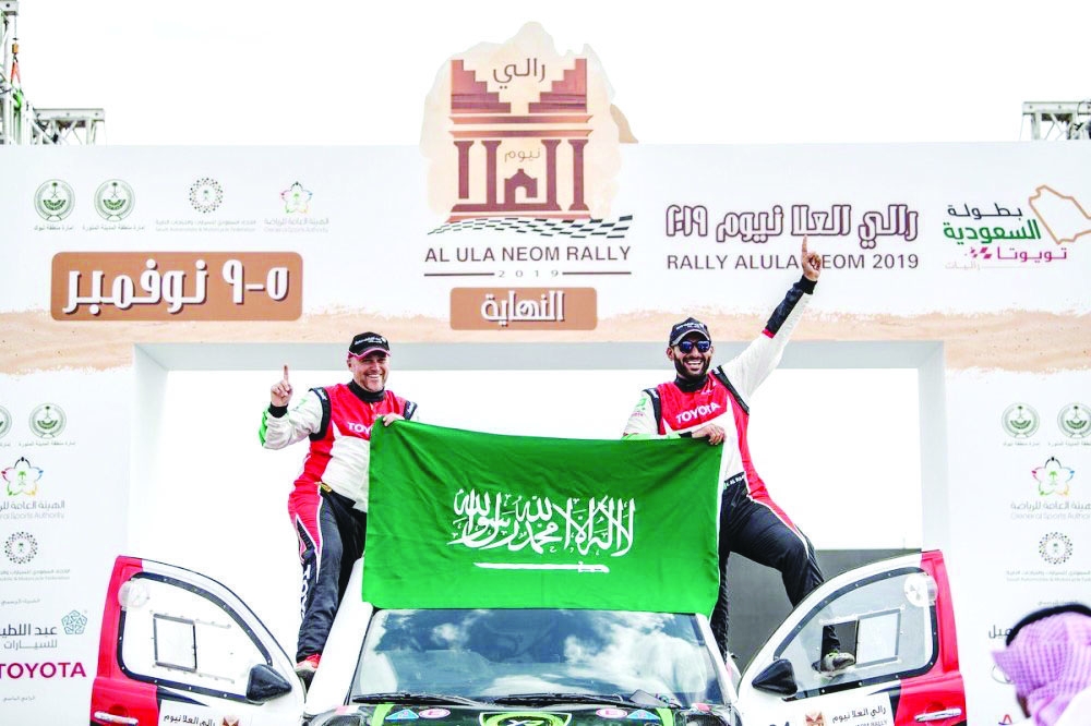 الراجحي يحتفل بتتويجه بلقب رالي العلا نيوم
