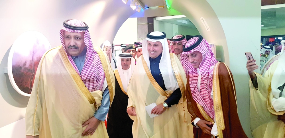 حسام بن سعود والجاسر خلال التدشين