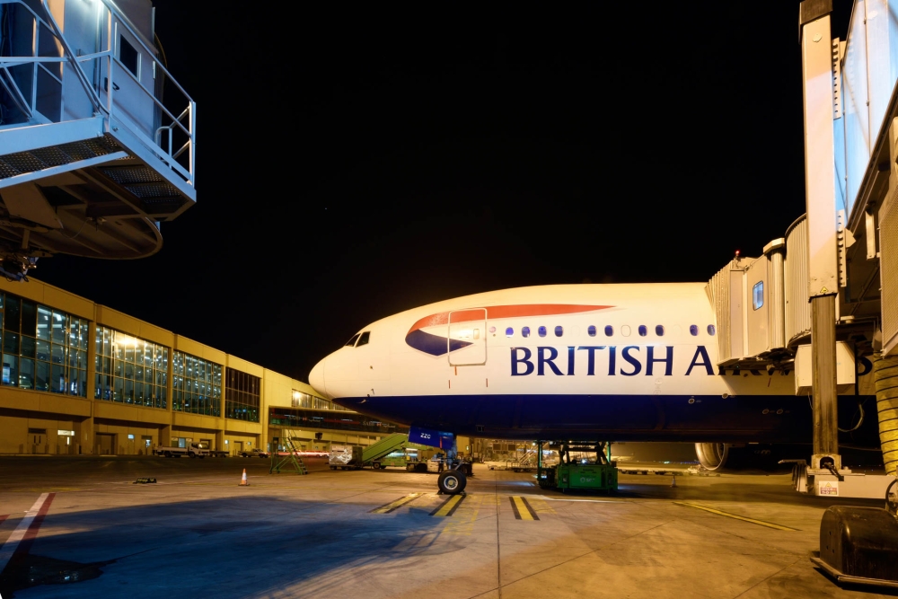 مطار الملك فهد الدولي يستقبل أولى رحلات الخطوط البريطانية المدينة