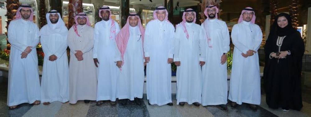 حافظ مع الإعلاميين خلال الدورة التدريبية في الصناعة المصرفية
